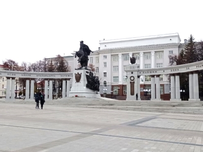 Советская площадь, памятник М. Шаймуратову