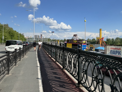 Парк аттракционов на набережной реки Белой