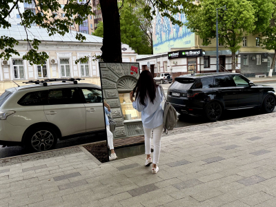 Женщина смотрит в зеркало