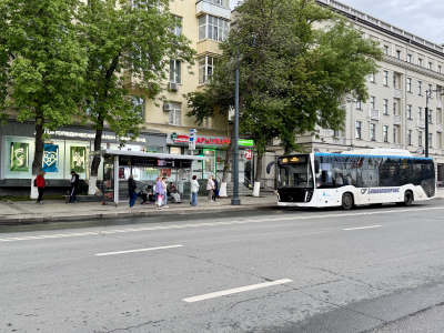 Автобус у остановки
