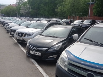 Автомобили вдоль улицы