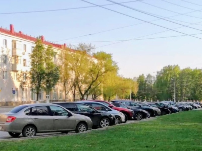 Автомобили на парковке