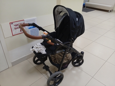 Коляска в коридоре поликлиники