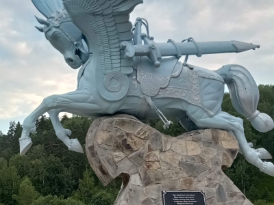 Памятник крылатому коню Акбузату