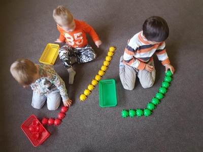 Дети играют