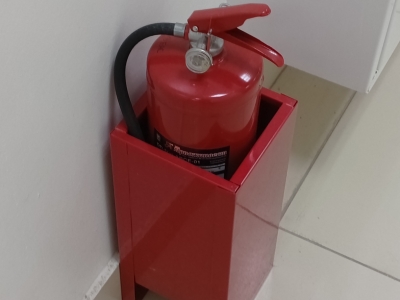 Огнетушитель в напольном держателе