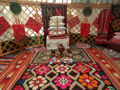Внутреннее убранство юрты