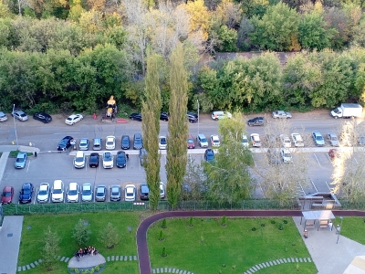 Двор жилого комплекса с парковкой