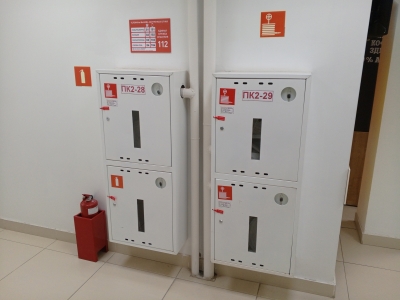 Огнетушитель и пожарный шкаф в коридоре