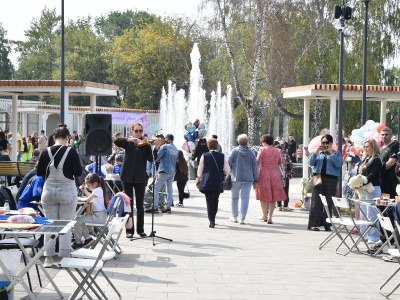 Городской праздник у фонтана