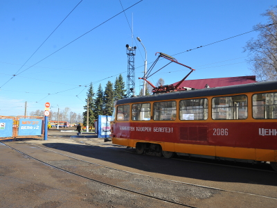 Трамвай у ворот трамвайного депо №2