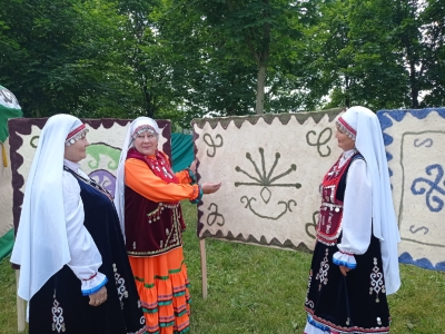 Башкирский палас и женщины в национальных костюмах