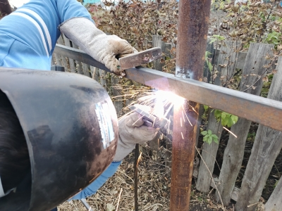 Дуговая сварка при ремонте забора
