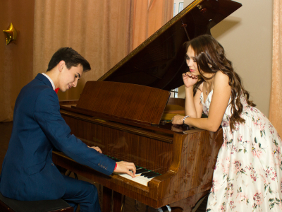 У рояля: он играет, она слушает