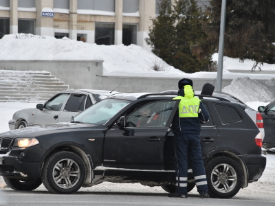 Инспектор ДПС проверяет документы