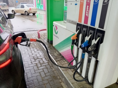 Заправка автомобиля бензином АИ-95 на АЗС