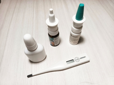 Набор лекарств и термометр на столе