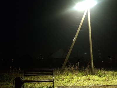 Скамейка под уличным фонарём ночью