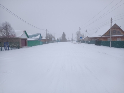 Заснеженная сельская улица зимой