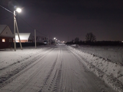 Зимняя ночная улица в частном секторе