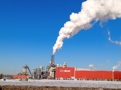 Промышленный завод с дымящей трубой