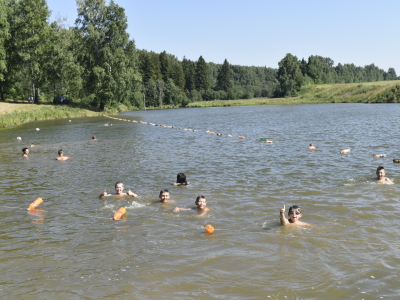 Дети купаются