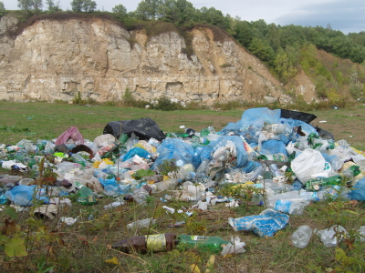Несанкционированная свалка пластиковых отходов на природе