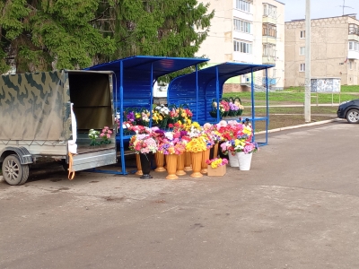 Торговая точка с искусственными цветами