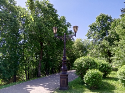 Старинный парковый фонарь среди деревьев в парке Уфы