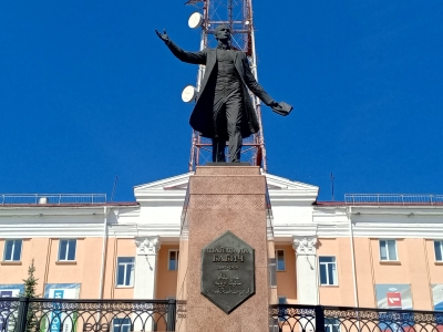 Памятник Шайхзаде Бабичу у Телецентра в Уфе