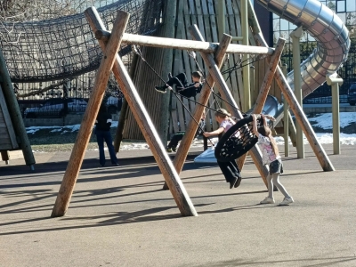 Дети играют