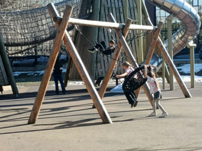 Дети играют